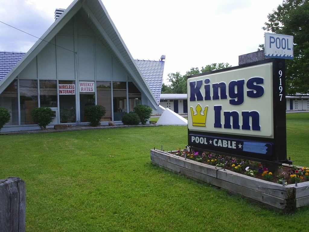 Kings Inn Cleveland Стронгсвил Екстериор снимка