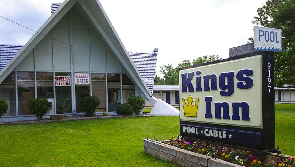 Kings Inn Cleveland Стронгсвил Екстериор снимка